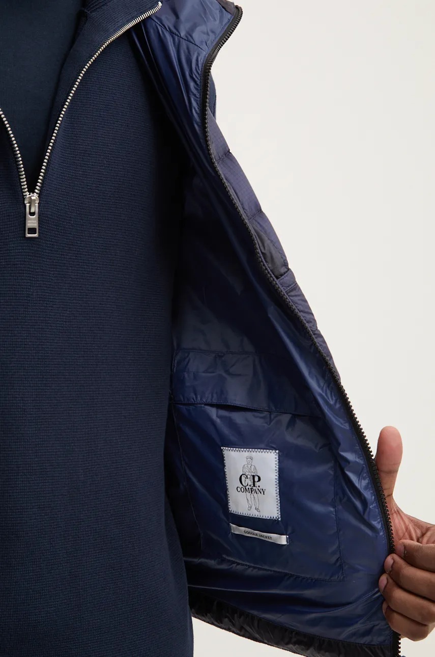 Αμάνικο από πούπουλα C.P. Company ανδρικό, χρώμα: ναυτικό μπλε, 17CMOW074A006099A φωτογραφία