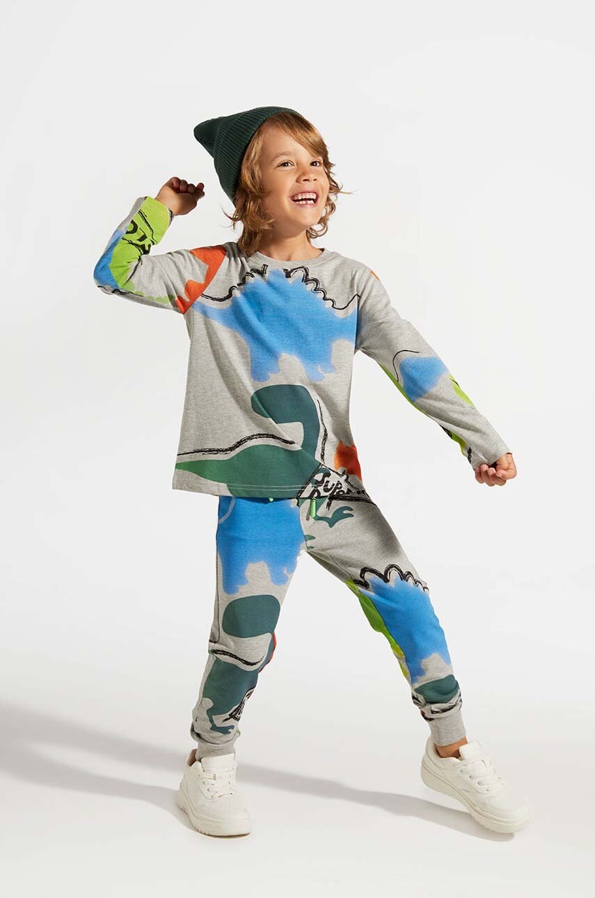 

Детски памучен спортен панталон Coccodrillo в сиво с десен DIGITAL BOY KIDS, Сив