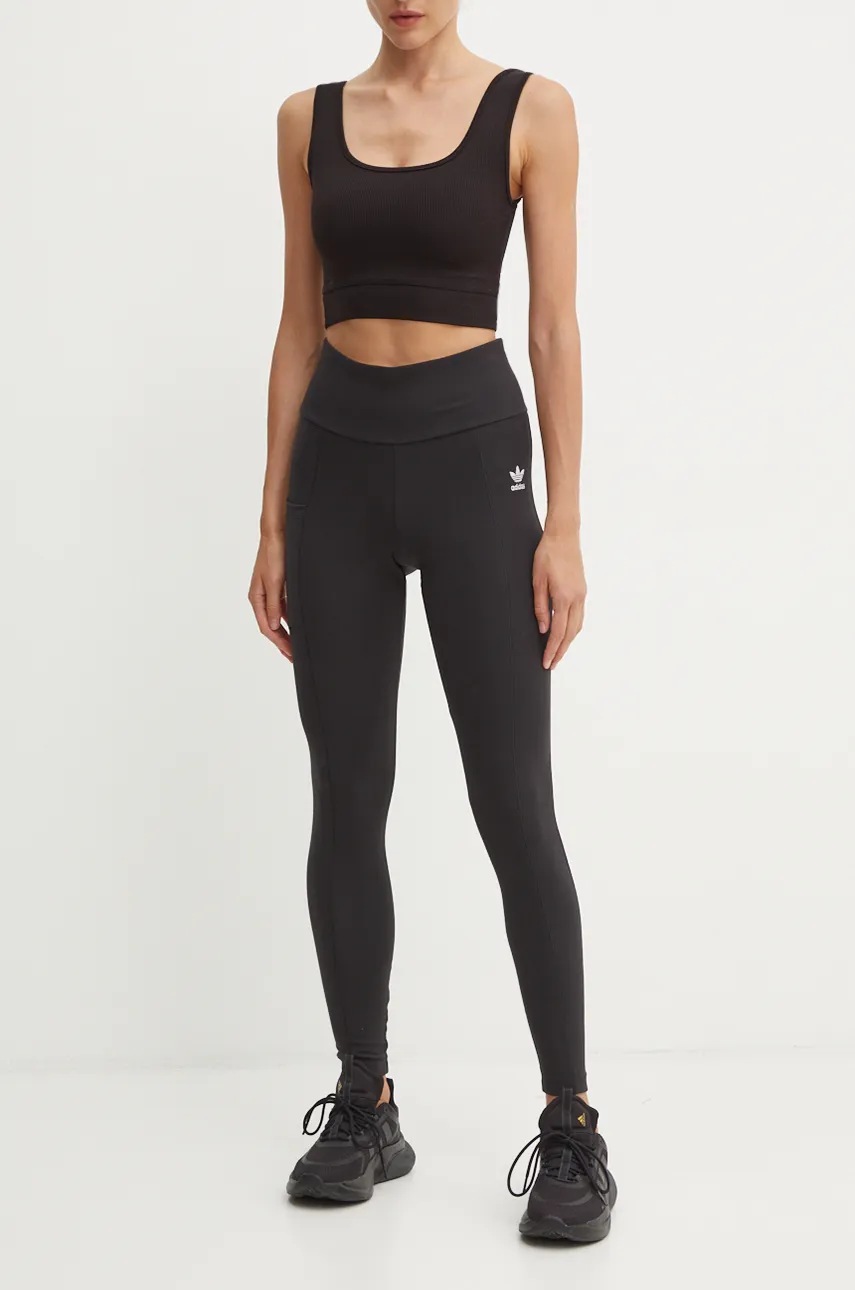 

Клин adidas Originals в черно с изчистен дизайн IY9695, Черен