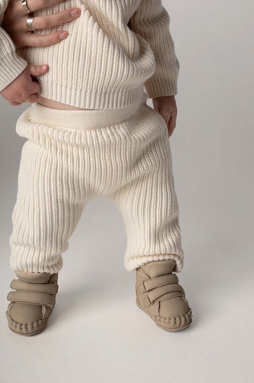 Donsje leggins din bumbac pentru bebeluși Luca Trousers culoarea bej, neted, 4090300 Donsje leggins din bumbac pentru bebeluși Luca Trousers culoarea bej, neted, 4090300