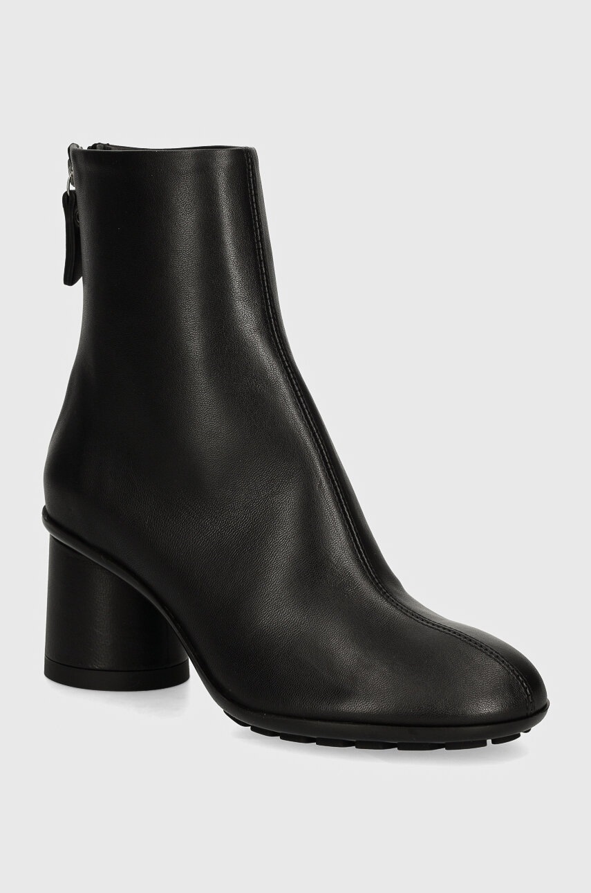 

Кожени боти AGL Curvy Bootie в черно с дебел ток D245510PGSOFTY0000, Черен
