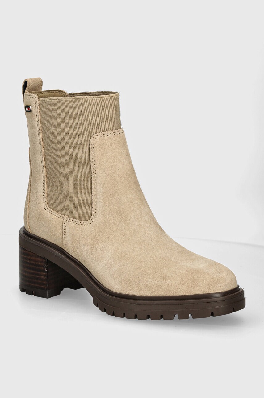 Levně Semišové kotníkové boty Tommy Hilfiger FLAG MID HEEL SUEDE CHELSEA dámské, béžová barva, na podpatku, FW0FW08429