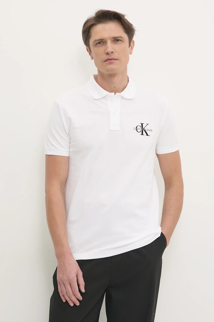 

Тениска с яка Calvin Klein Jeans в бяло с апликация J30J325664, Бял