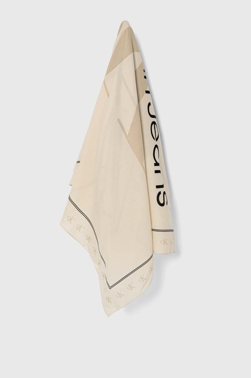 

Памучен тънък шал Calvin Klein Jeans в бежово с десен K60K612325, Бежов