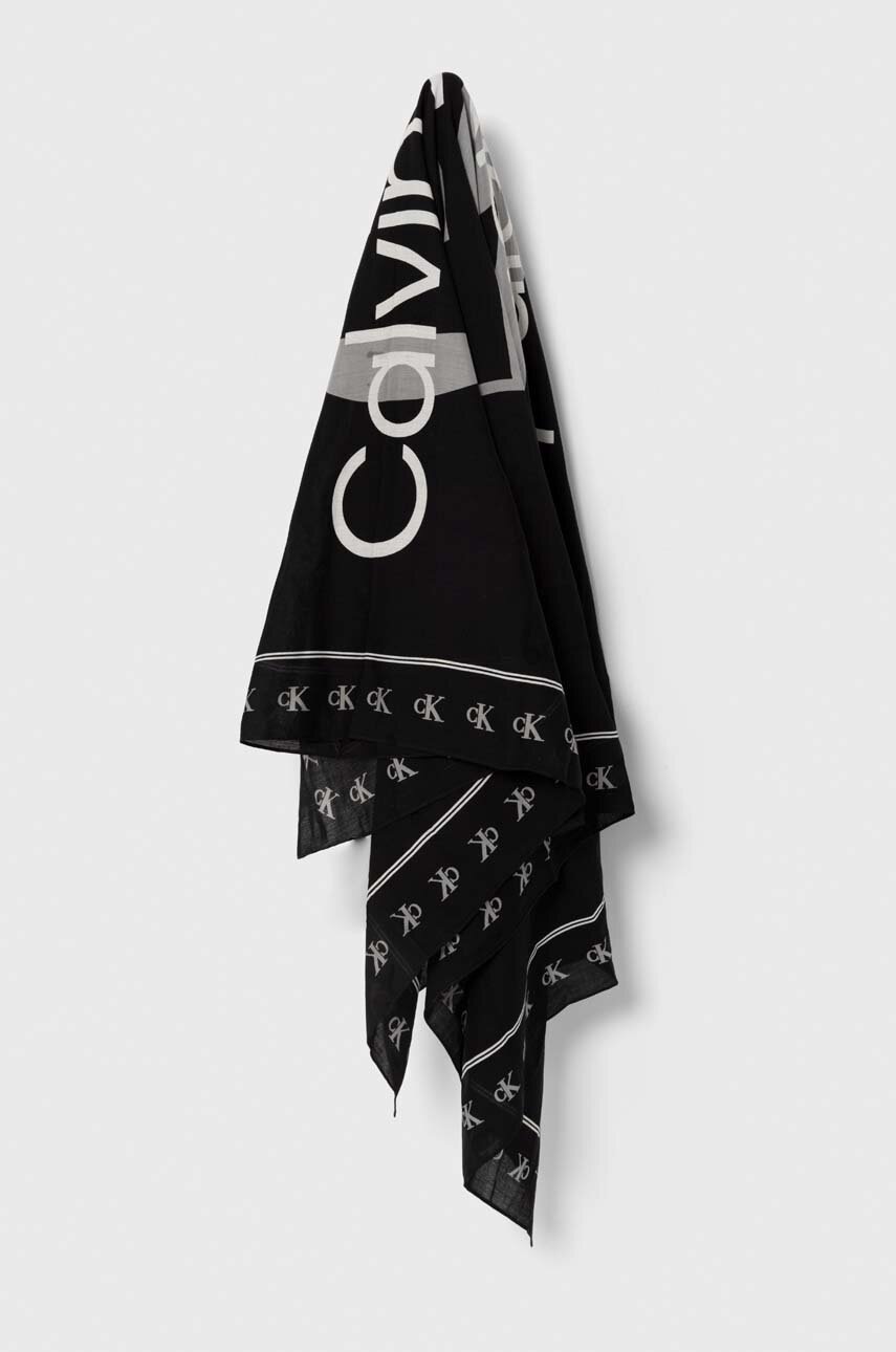 

Памучен тънък шал Calvin Klein Jeans в черно с десен K60K612325, Черен