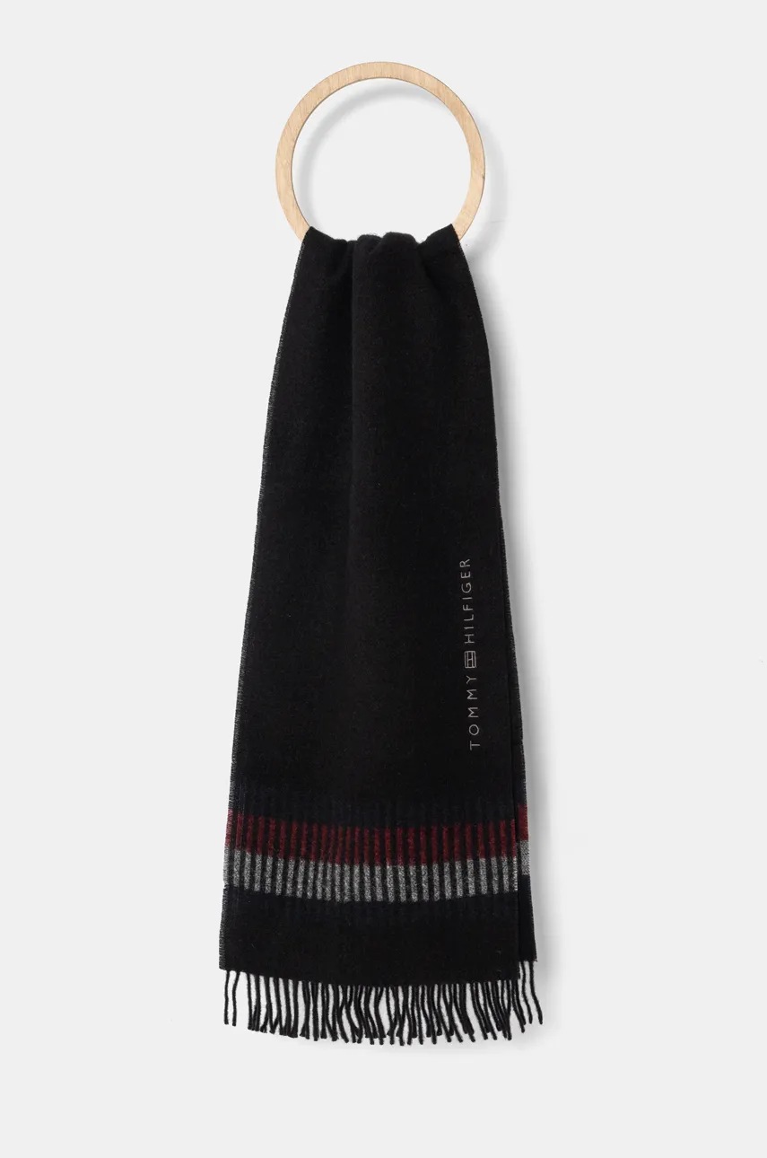 

Вълнен шал Tommy Hilfiger в черно с десен AM0AM12832, Черен