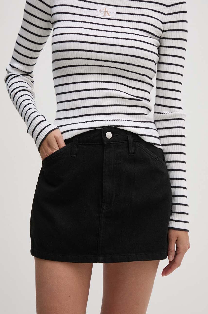

Дънкова пола Calvin Klein Jeans в черно къса със стандартна кройка J20J223705, Черен