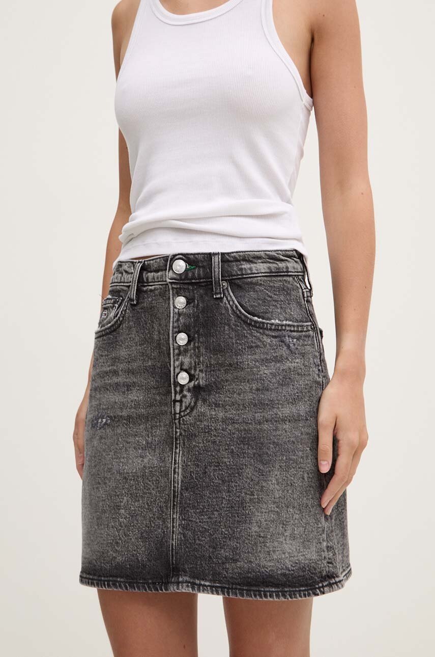 

Дънкова пола Tommy Jeans в черно къса разкроена DW0DW18231, Черен