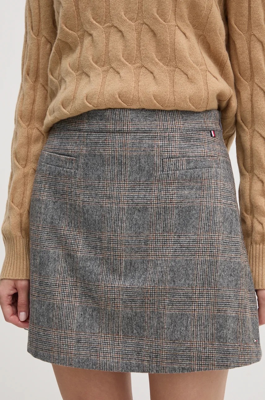 

Вълнена пола Tommy Hilfiger в сиво къса с кройка тип молив WW0WW43471, Сив