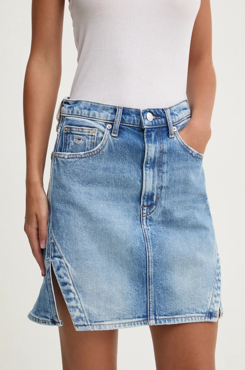 

Дънкова пола Tommy Jeans в синьо къса разкроена DW0DW18960, Син