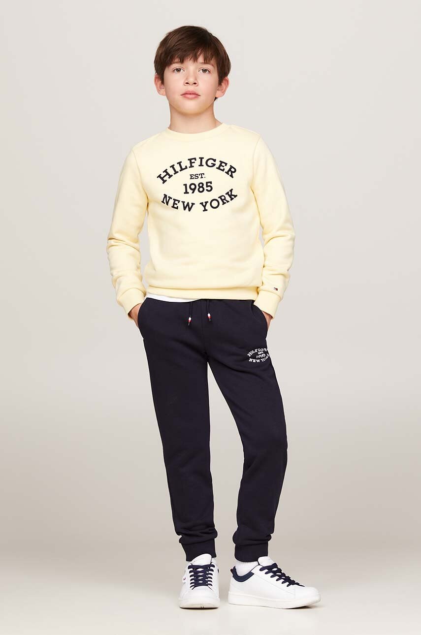 

Детски спортен панталон Tommy Hilfiger MONOTYPE FLOCK REG в тъмносиньо с принт KB0KB09065, Тъмносин