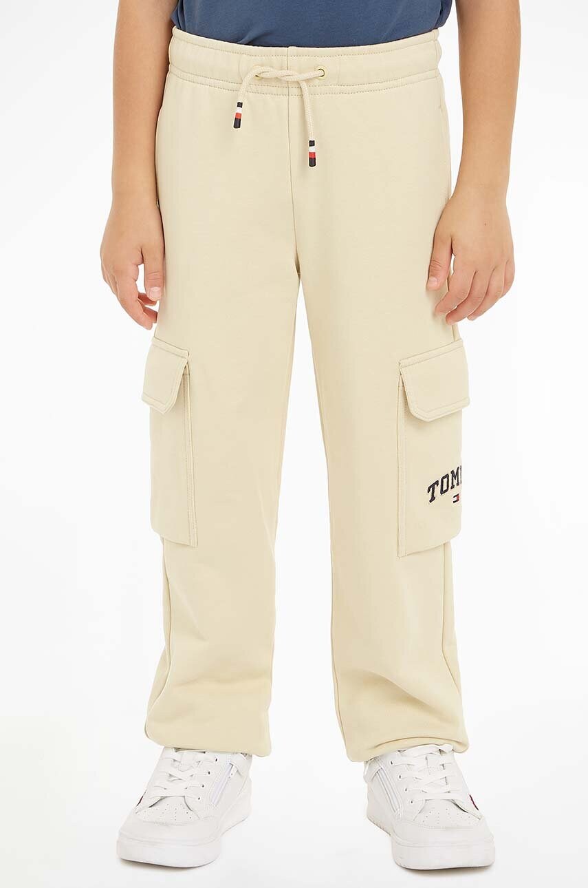 Levně Dětské bavlněné tepláky Tommy Hilfiger VARSITY EMBR CARGO béžová barva, KB0KB09120