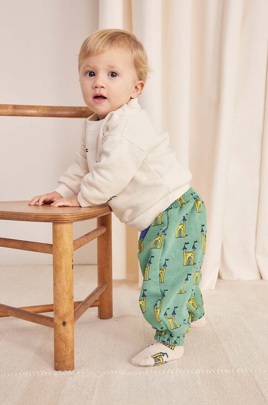 Bobo Choses pantaloni de trening din bumbac pentru bebeluși Faraway Castle culoarea verde, modelator, 224AB061 Bobo Choses pantaloni de trening din bumbac pentru bebeluși Faraway Castle culoarea verde, modelator, 224AB061