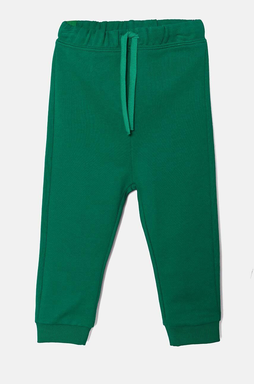 United Colors of Benetton pantaloni de trening din bumbac pentru copii culoarea verde, neted, 3J68GF027