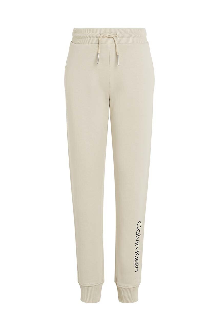 Детские хлопковые штаны Calvin Klein Jeans REGULAR JOGGER цвет бежевый с принтом IU0IU00681 Детские хлопковые штаны Calvin Klein Jeans REGULAR JOGGER цвет бежевый с принтом IU0IU00681