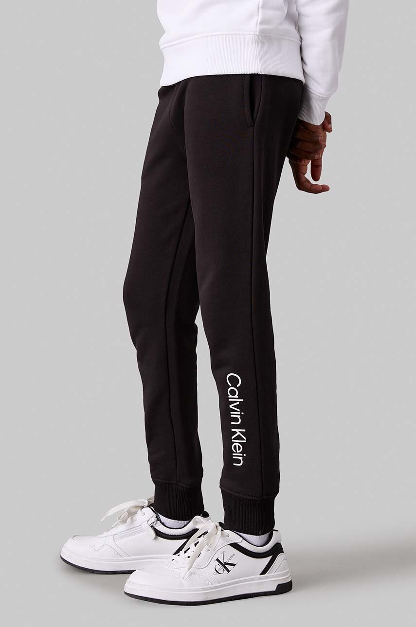 

Детски памучен спортен панталон Calvin Klein Jeans REGULAR JOGGER в черно с принт IU0IU00681, Черен