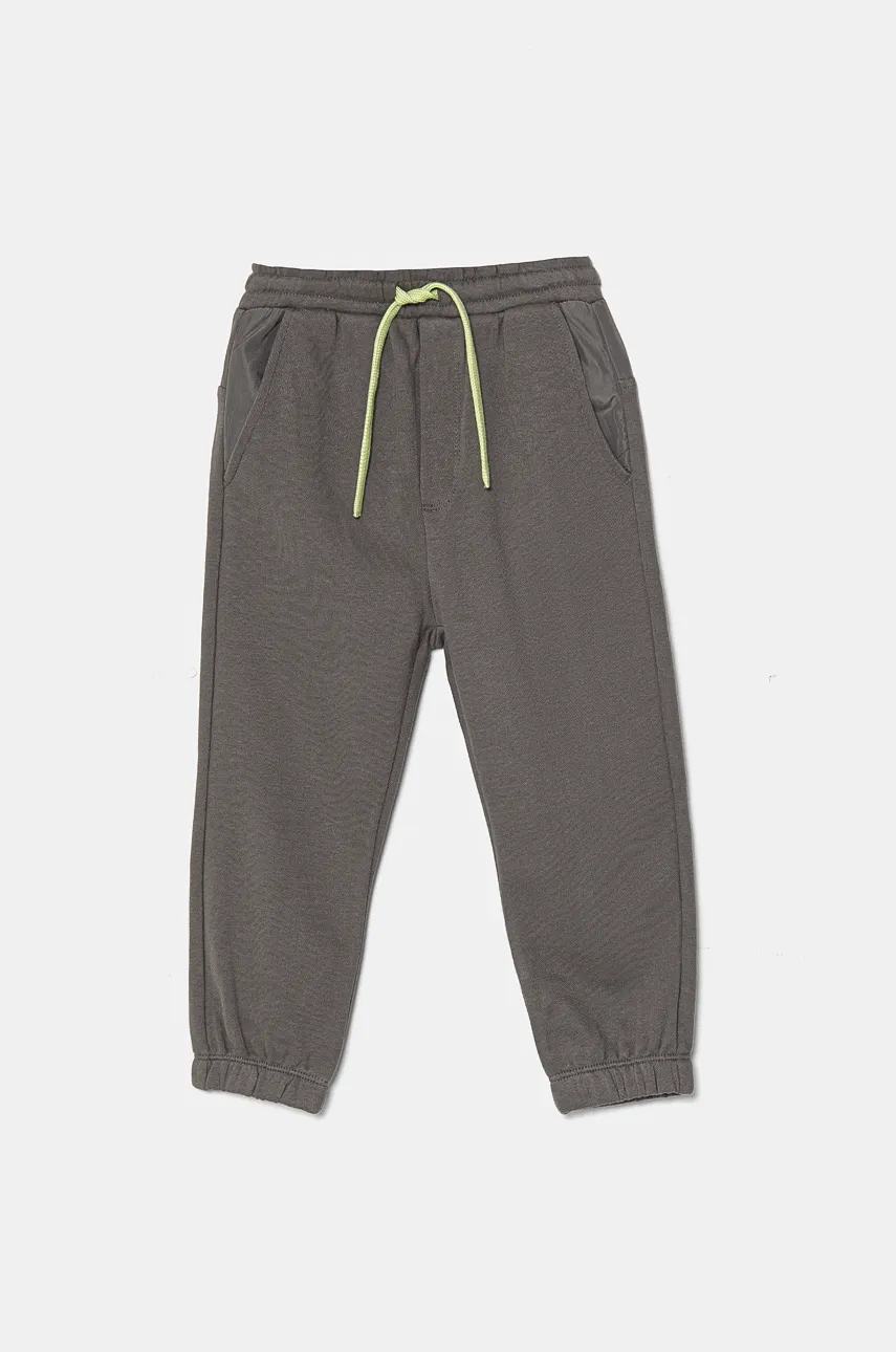United Colors of Benetton pantaloni de trening pentru copii culoarea gri, cu imprimeu, 3WNCGF046 United Colors of Benetton pantaloni de trening pentru copii culoarea gri, cu imprimeu, 3WNCGF046
