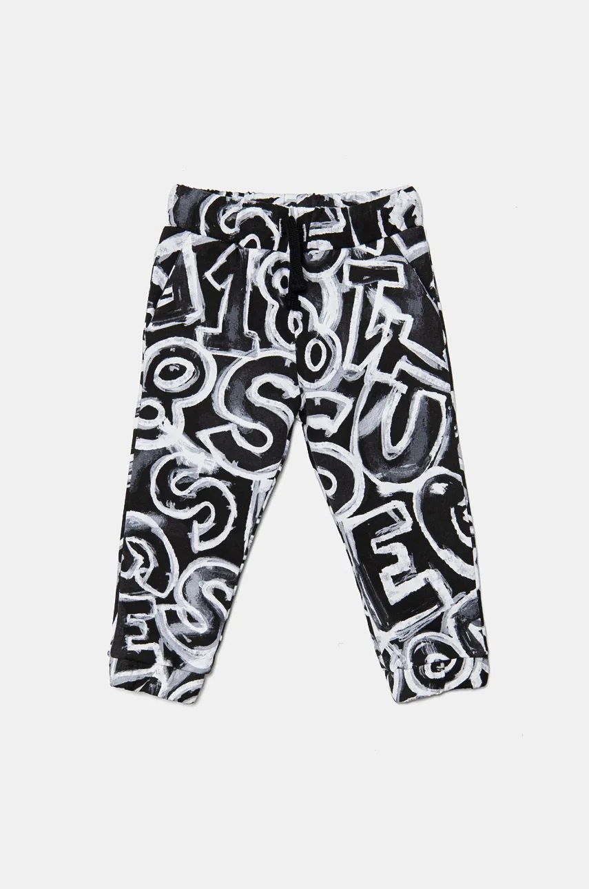 

Детски памучен спортен панталон Guess в черно с десен N4BQ12 KAD73, Черен