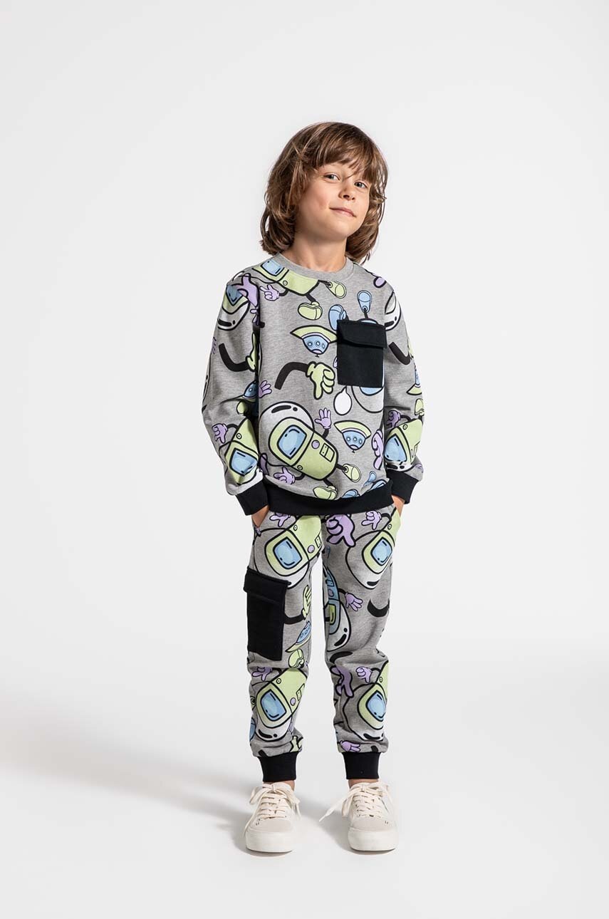

Детски спортен панталон Coccodrillo в сиво с десен WORLD OF PIXEL BOY KIDS, Сив