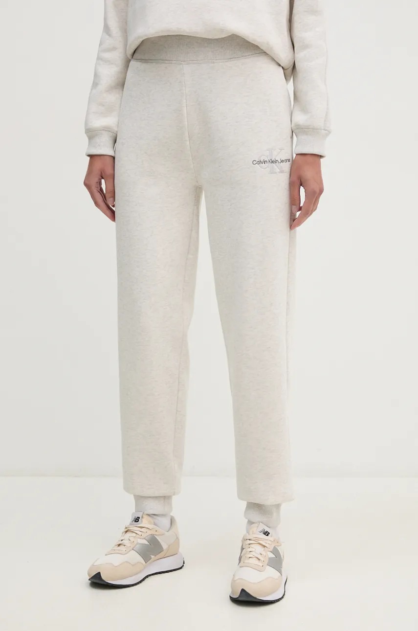 

Спортен панталон Calvin Klein Jeans в сиво с апликация J20J223590, Сив
