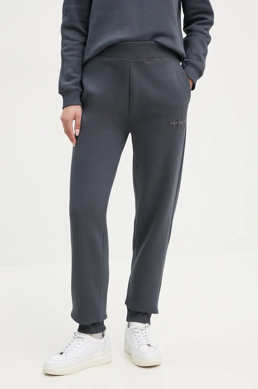 

Спортен панталон Calvin Klein Jeans в сиво с апликация J20J223590, Сив