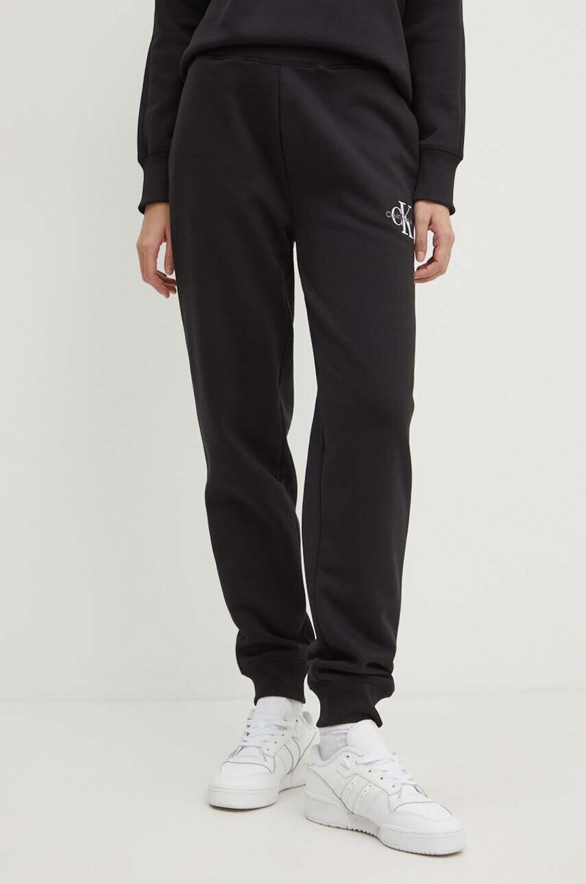 

Спортен панталон Calvin Klein Jeans в черно с апликация J20J223590, Черен