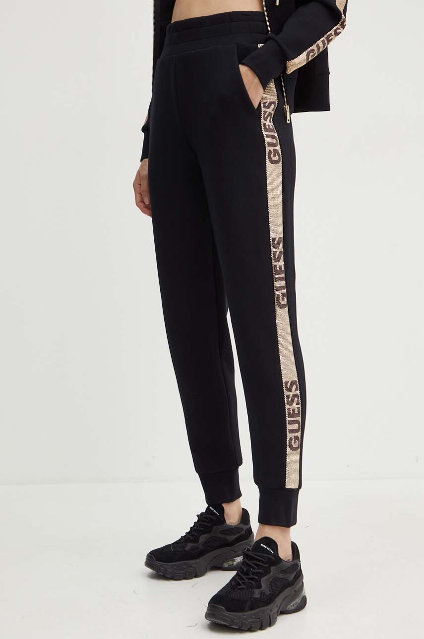 

Спортен панталон Guess в черно с апликация W4YB40 KBYE2, Черен