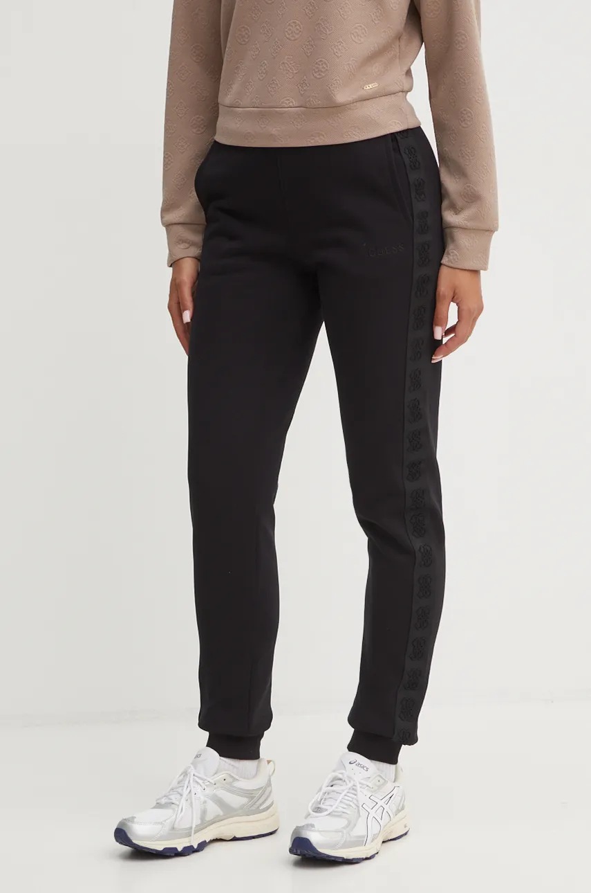 

Памучен спортен панталон Guess STACIE в черно с апликация V4BB00 KC5O0, Черен