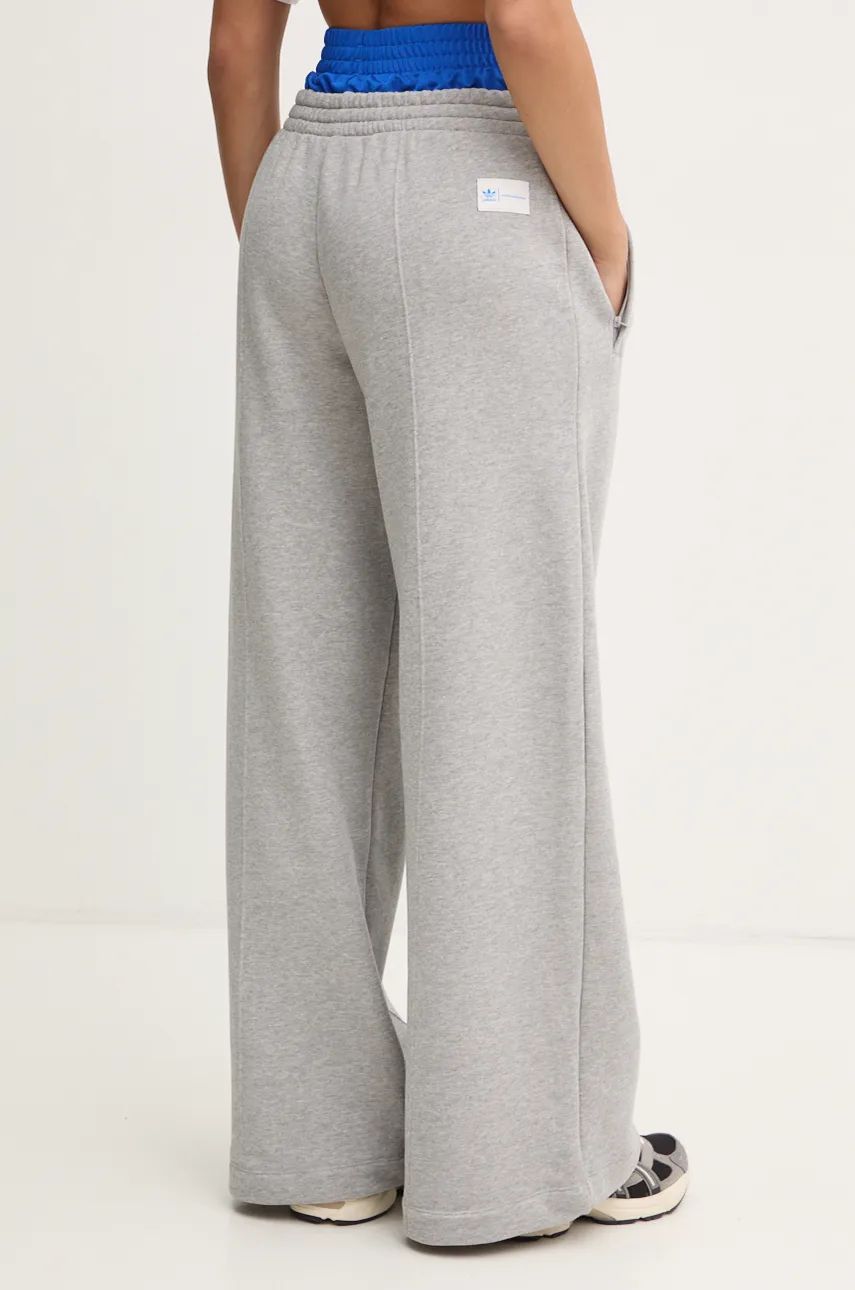 Pamučni donji dio trenirke adidas Originals Ksenia SweatPant boja: siva, melanž, IW5670