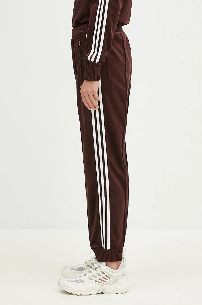 Donji dio trenirke adidas Originals Velvet Track Pant boja: smeđa, bez uzorka, IX0962