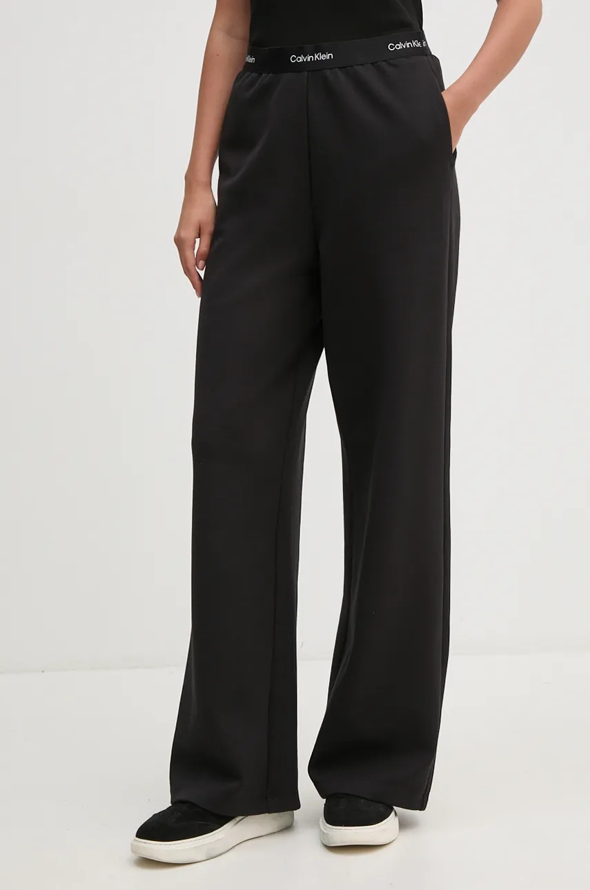 

Спортен панталон Calvin Klein Jeans в черно с изчистен дизайн J20J224684, Черен