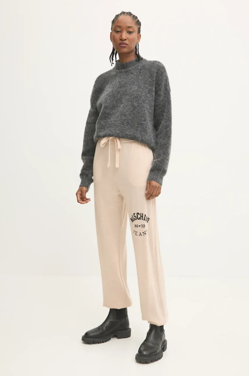 Шерстяные штаны Moschino Jeans цвет бежевый с аппликацией J0380 8700 Шерстяные штаны Moschino Jeans цвет бежевый с аппликацией J0380 8700