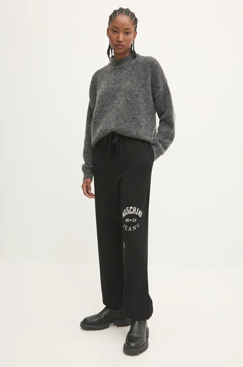 Шерстяные штаны Moschino Jeans цвет чёрный с аппликацией J0380 8700 Шерстяные штаны Moschino Jeans цвет чёрный с аппликацией J0380 8700