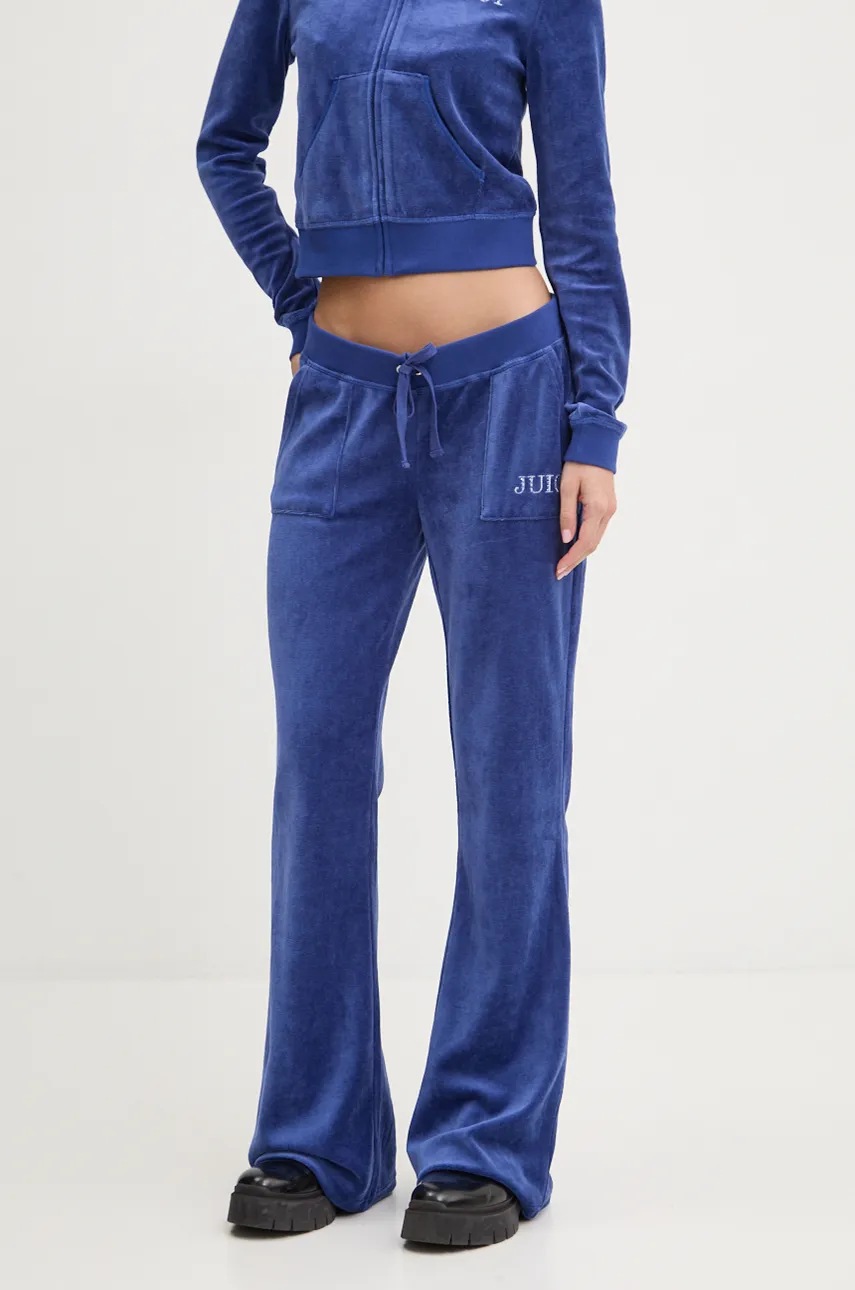 

Кадифен спортен панталон Juicy Couture HERITAGE CROWN CAISA LOW RISE PANT в синьо с апликация JCGBJ224012, Син