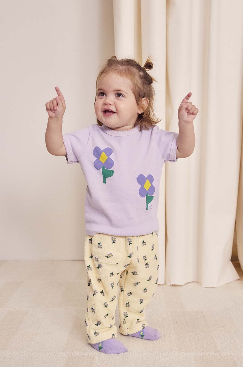 Bobo Choses pantaloni de trening pentru bebeluși Pansy Flower culoarea galben, modelator, 224AB066 Bobo Choses pantaloni de trening pentru bebeluși Pansy Flower culoarea galben, modelator, 224AB066