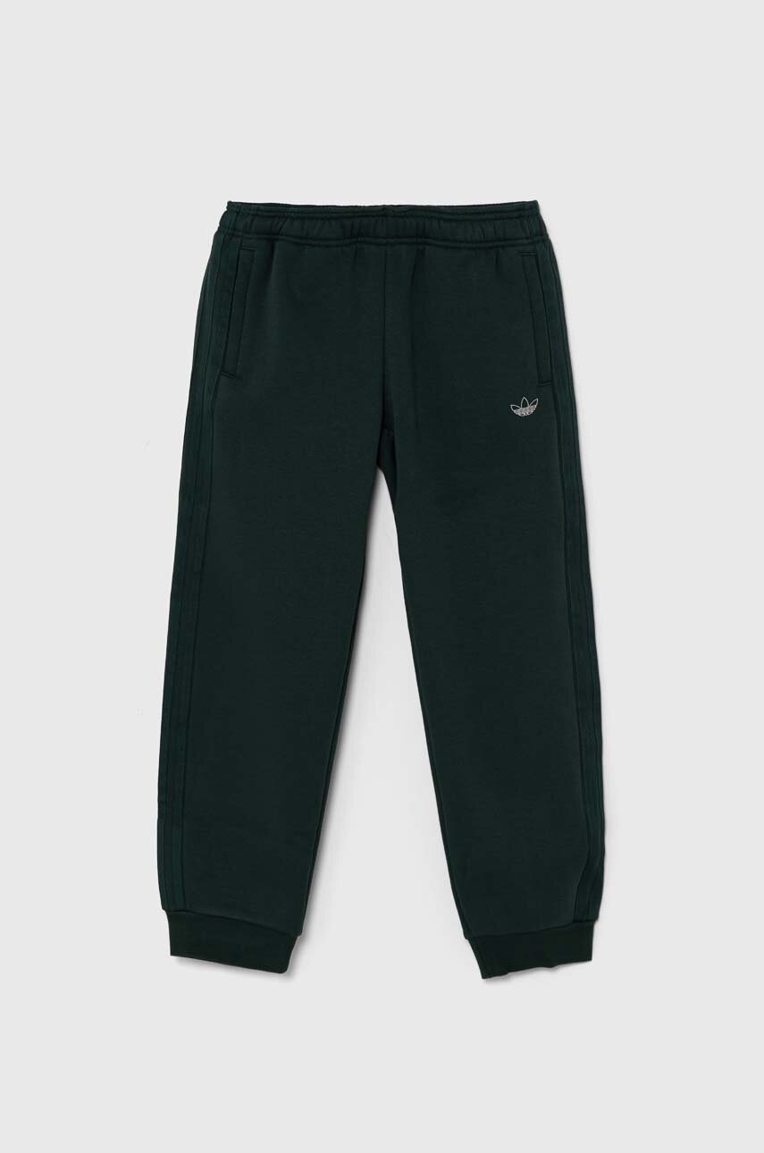 Дитячі спортивні штани adidas Originals SWEATPANTS колір зелений з аплікацією IY9537