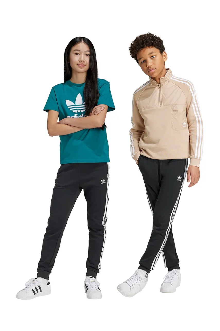 adidas Originals pantaloni de trening pentru copii TREFOIL PANTS culoarea negru, cu imprimeu, IY7484 adidas Originals pantaloni de trening pentru copii TREFOIL PANTS culoarea negru, cu imprimeu, IY7484