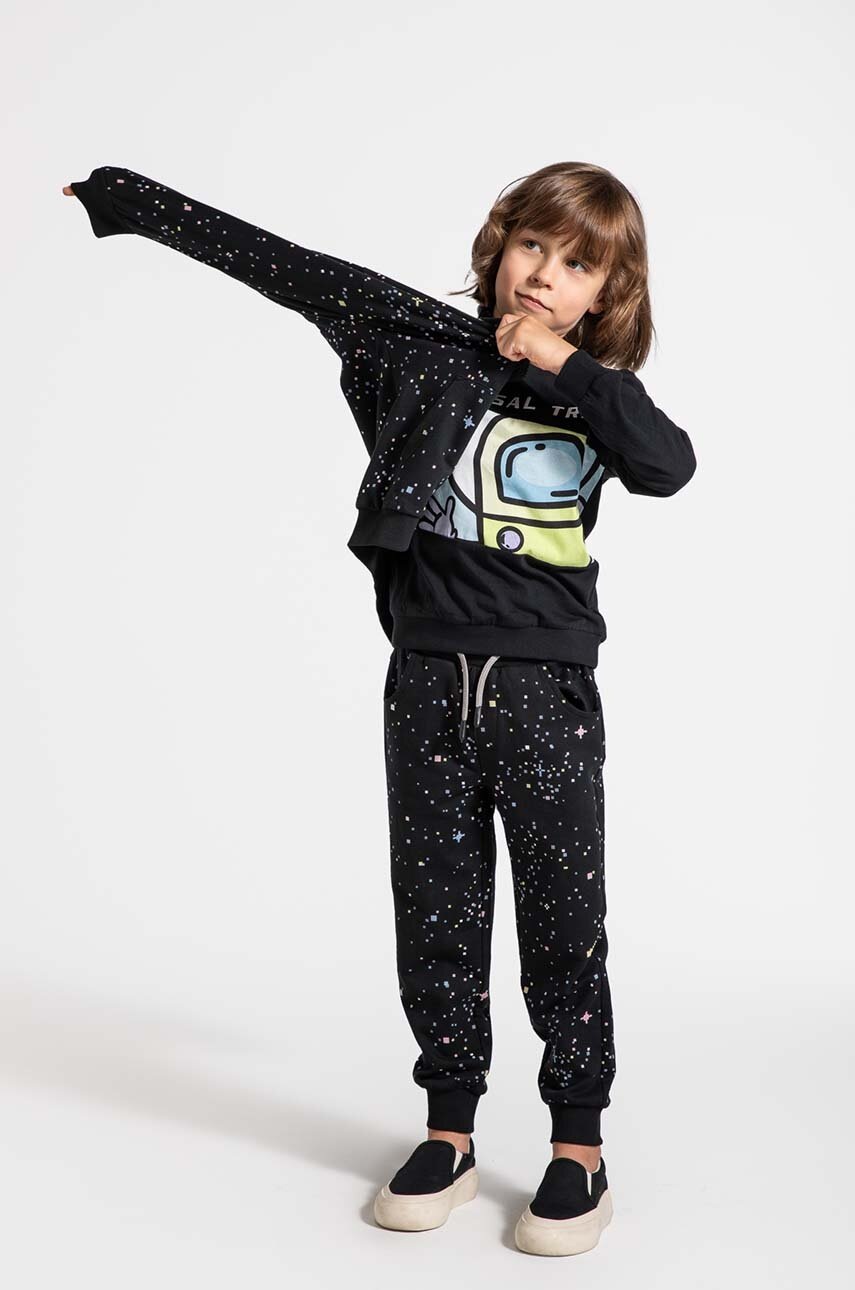 

Детски памучен спортен панталон Coccodrillo в черно с десен WORLD OF PIXEL BOY KIDS, Черен