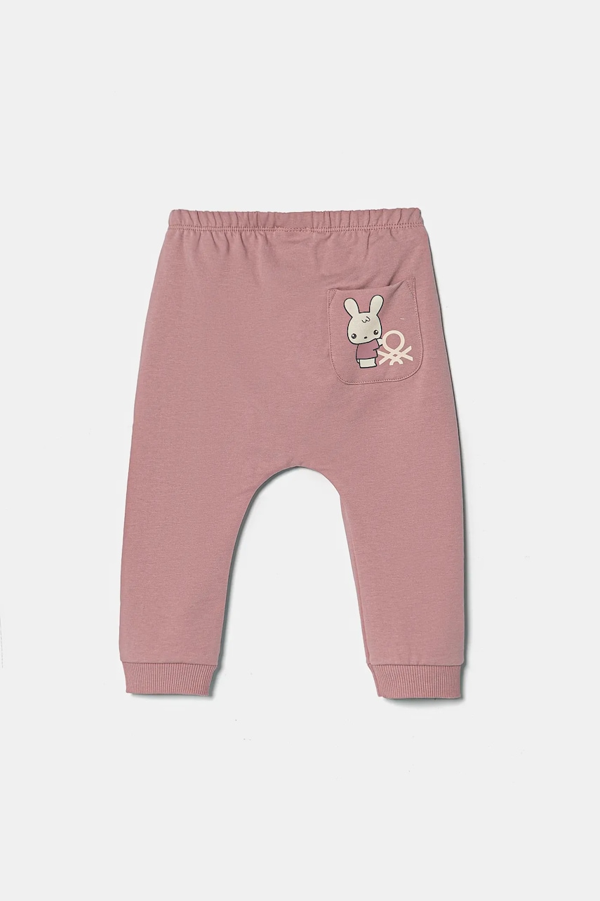 United Colors of Benetton pantaloni de trening pentru bebeluși culoarea roz, cu imprimeu, 35Q2AF023 United Colors of Benetton pantaloni de trening pentru bebeluși culoarea roz, cu imprimeu, 35Q2AF023