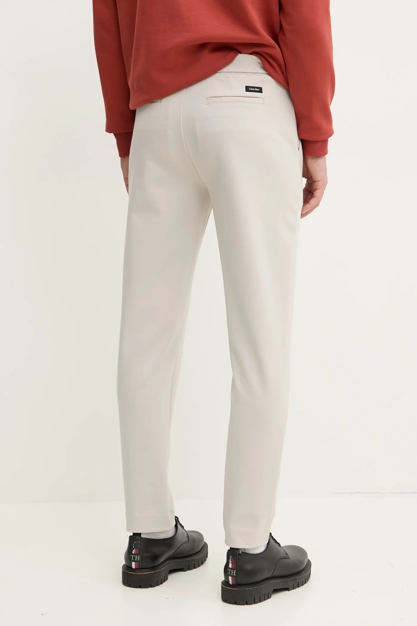 Штани Calvin Klein чоловічі колір бежевий облягаюче K10K113648 