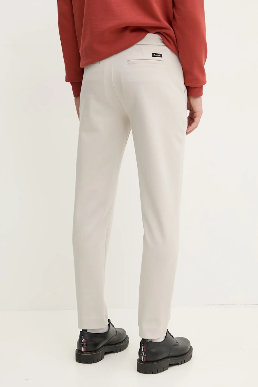 Штани Calvin Klein чоловічі колір бежевий облягаюче K10K113648
