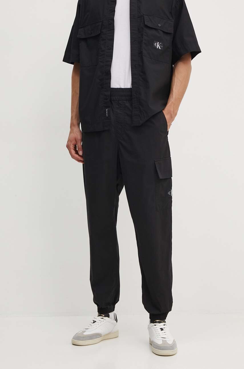 

Памучен спортен панталон Calvin Klein Jeans в черно с изчистен дизайн J30J325616, Черен
