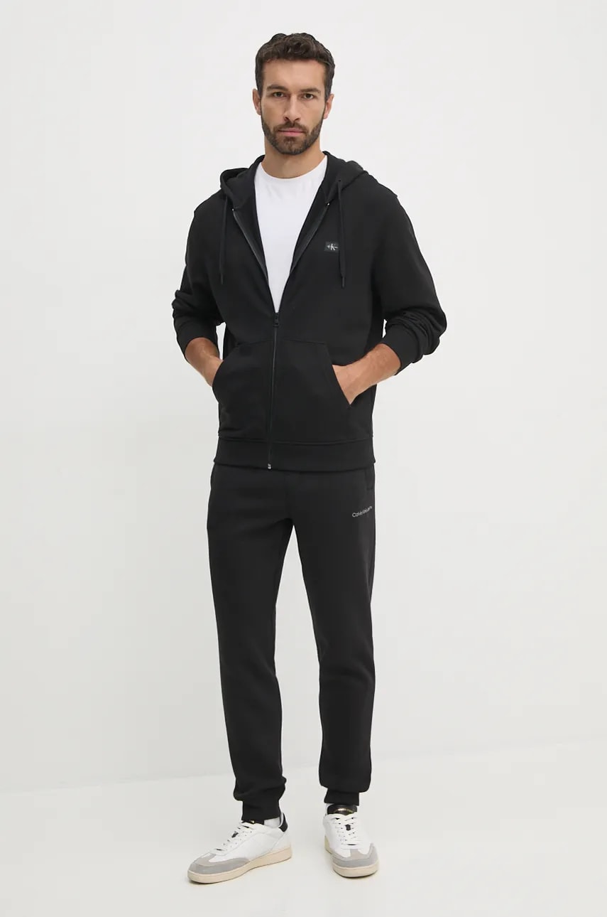 Спортивные штаны Calvin Klein Jeans цвет чёрный с аппликацией J30J325658 Спортивные штаны Calvin Klein Jeans цвет чёрный с аппликацией J30J325658