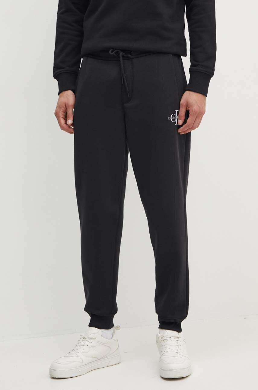 

Спортен панталон Calvin Klein Jeans в черно с апликация J30J325658, Черен
