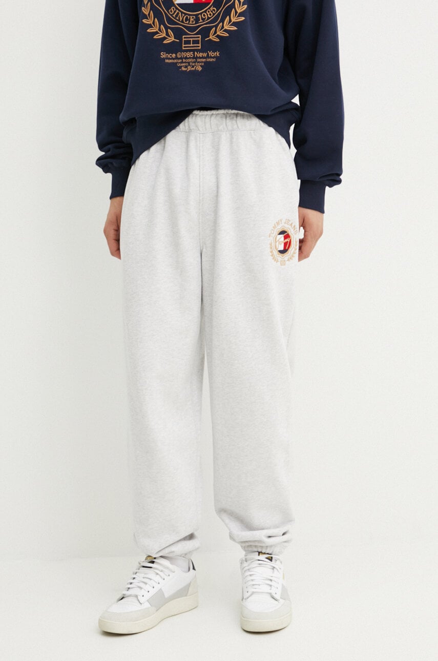 Tommy Jeans pantaloni de trening culoarea gri, cu imprimeu, DM0DM19480 Tommy Jeans pantaloni de trening culoarea gri, cu imprimeu, DM0DM19480