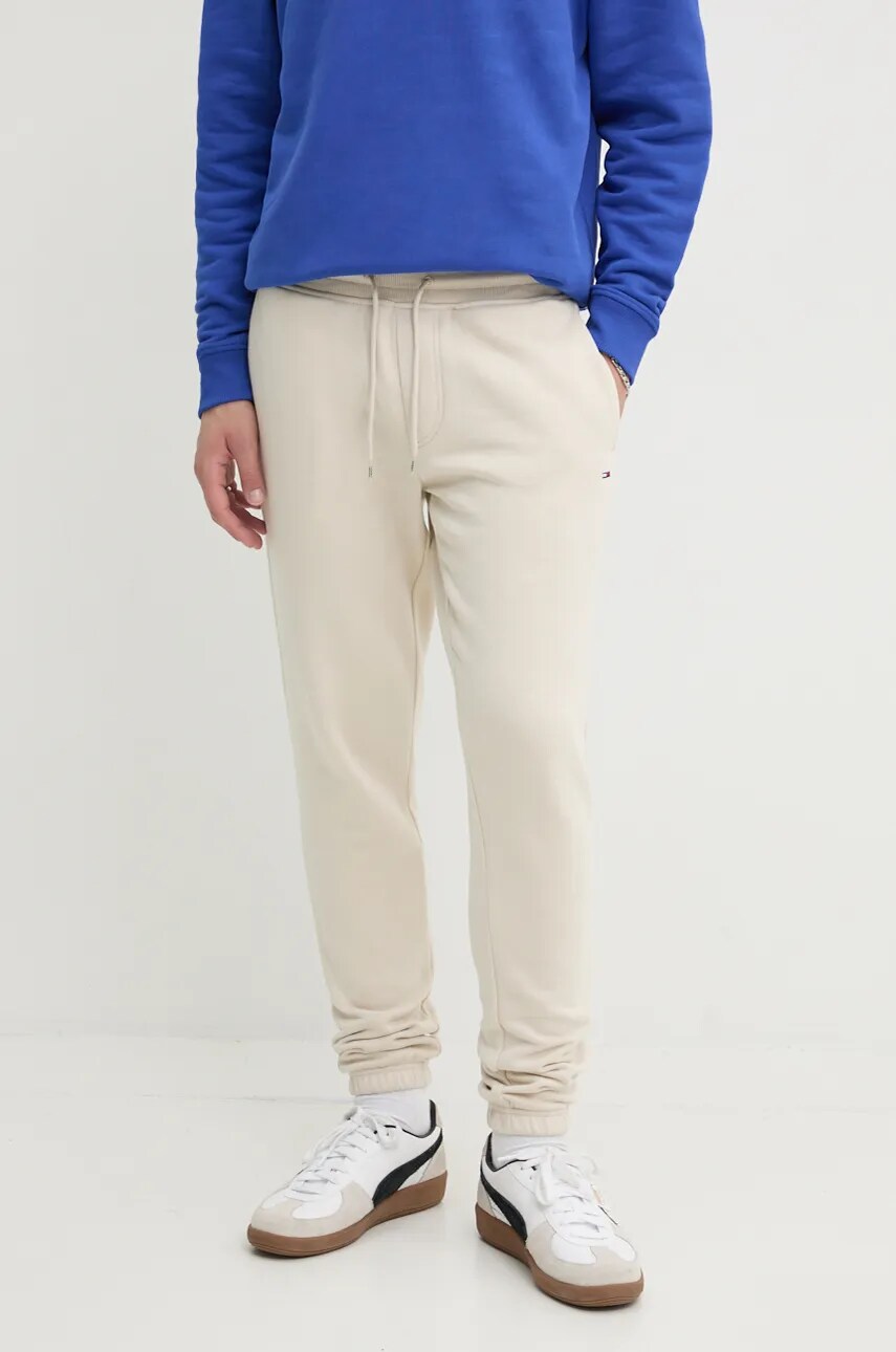 

Спортен панталон Tommy Jeans в бежово с изчистен дизайн DM0DM20473, Бежов