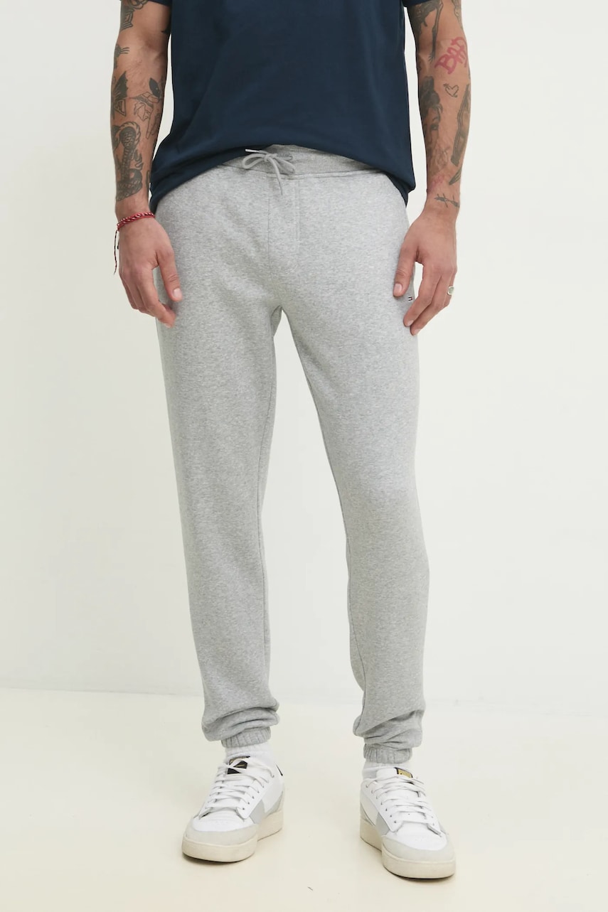 Tommy Jeans pantaloni de trening culoarea gri, neted, DM0DM20473 Tommy Jeans pantaloni de trening culoarea gri, neted, DM0DM20473