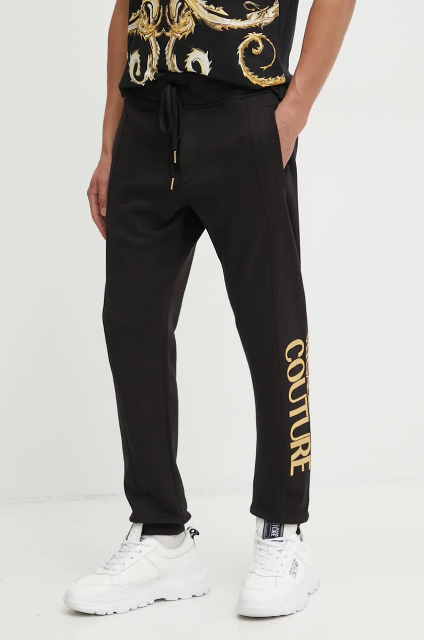 Versace Jeans Couture pantaloni de trening din bumbac culoarea negru, cu imprimeu, 77GAAT05 CF00T Versace Jeans Couture pantaloni de trening din bumbac culoarea negru, cu imprimeu, 77GAAT05 CF00T