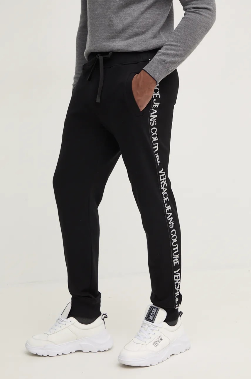 Versace Jeans Couture pantaloni de trening din bumbac culoarea negru, cu imprimeu, 77GAAC02 CF02C Versace Jeans Couture pantaloni de trening din bumbac culoarea negru, cu imprimeu, 77GAAC02 CF02C