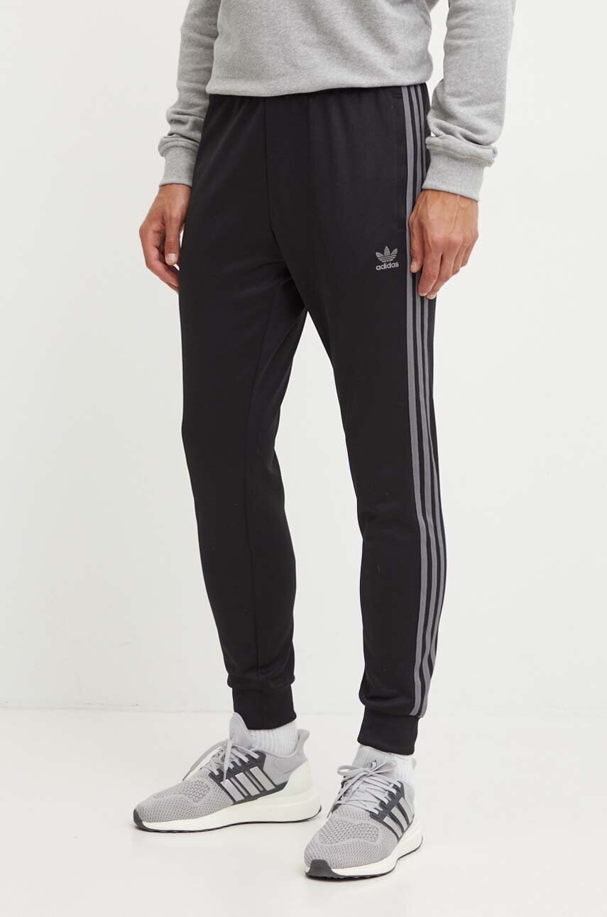 

Спортен панталон adidas Originals в черно с апликация IY9869, Черен